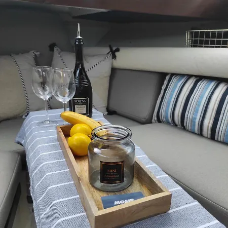 Na Jachcie, Gdansk, Trojmiasto, House Boat, Dom Na Wodzie, 2 Cabin, Goracy Prysznic Hot Shower, Wc, Rejs Gratis, Free Cruise Included 船屋 *